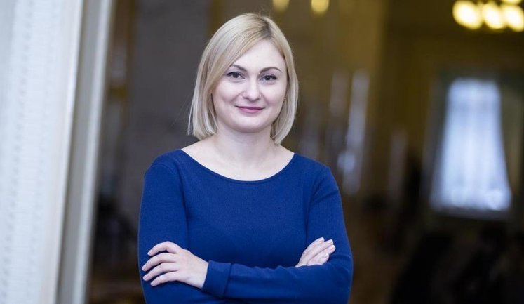 "Слуга народу" Євгенія Кравчук: "Чому у партії падають рейтинги? А ви бачили якусь партію влади, у якої після 1,5-2 років зростали рейтинги?"
