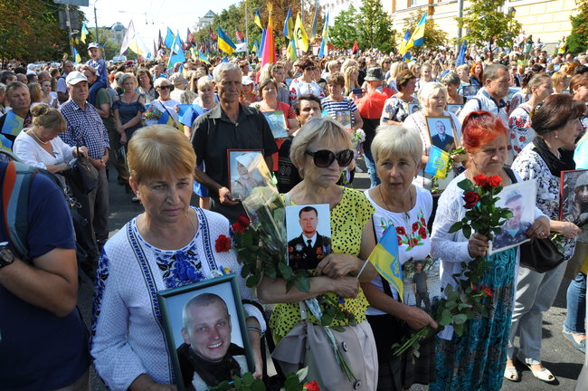 Давно не було таких теплих маршів: тисячі бійців пройшли центром столиці 16