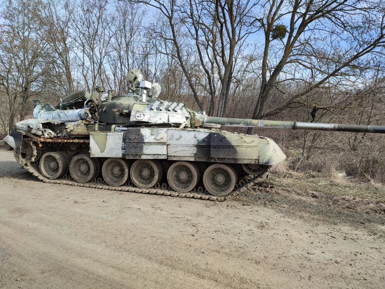 Околиці звільненого Тростянця завалені розбитою технікою російських окупантів 02
