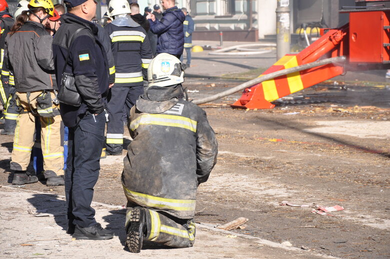 At site of kamikaze drone attack in Kyiv, rubble is being cleared 27