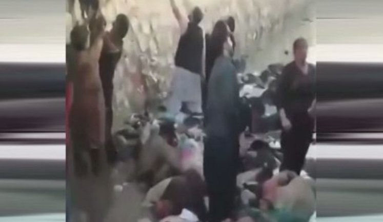 Перші хвилини після вибухів в аеропорту Кабула. ВІДЕО 18+