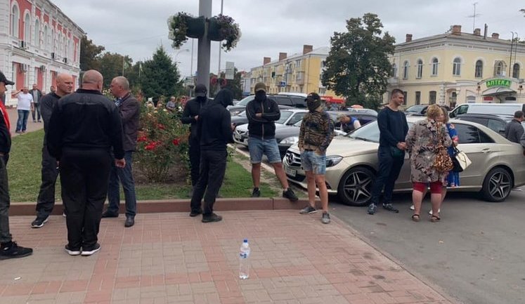 Столкновения на 210 округе: в ход пошли дымовые шашки, собираются "титушки". ВИДЕО