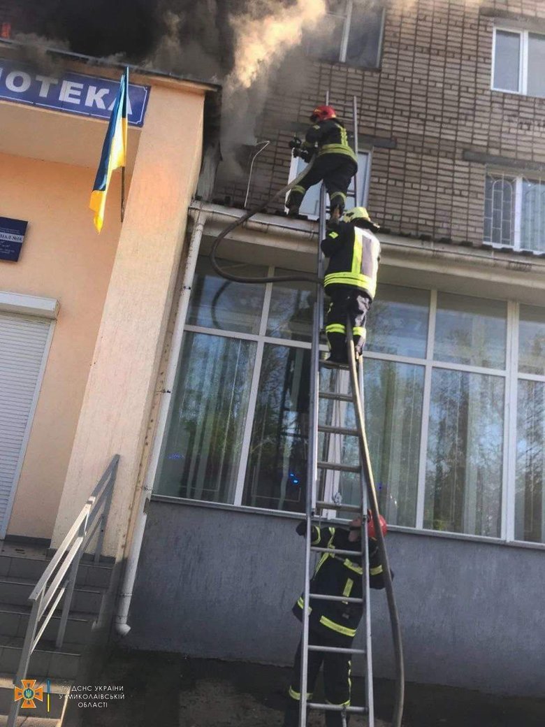 Наслідки обстрілу Миколаєва рашистами: Пожежа в бібліотеці та вибиті вікна 01