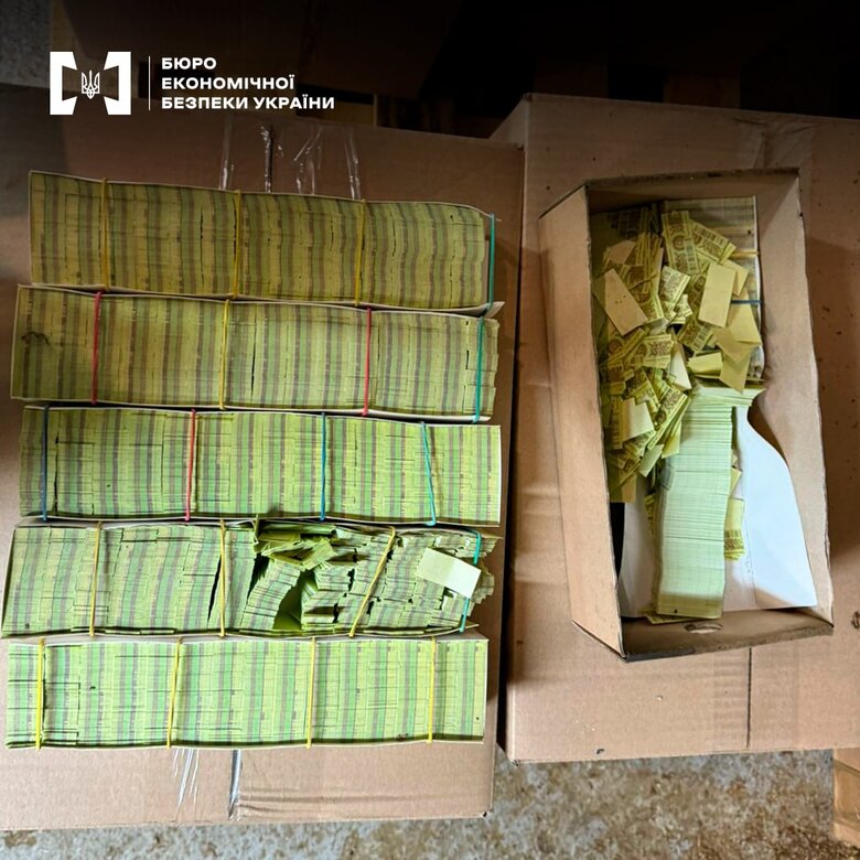 БЕБ знайшло нелегальне виробництво сигарет у промислових масштабах на Буковині
