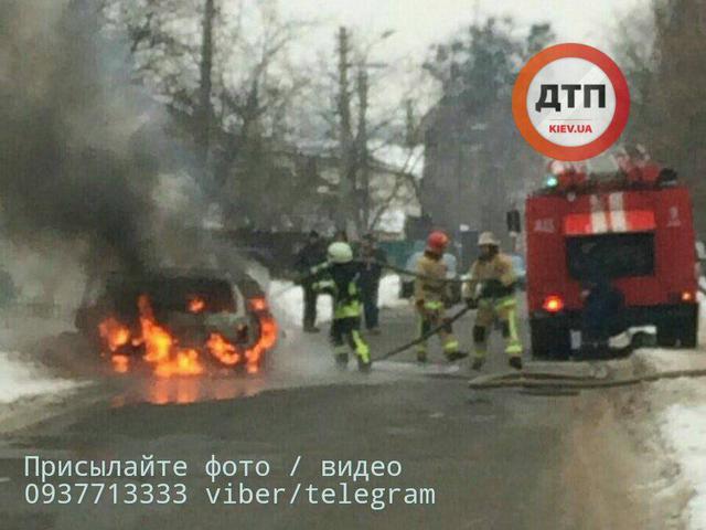 Посреди улицы в Киеве загорелась легковушка 03