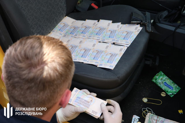 Двох слідчих із Мелітополя підозрюють у вимаганні $10 тисяч у підприємниці за закриття сфабрикованої справи, - ДБР 04