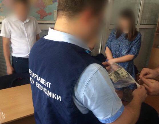В Запорожье сотрудник таможни и посредник задержаны на взятке в тысячу долларов США, - Нацполиция 01