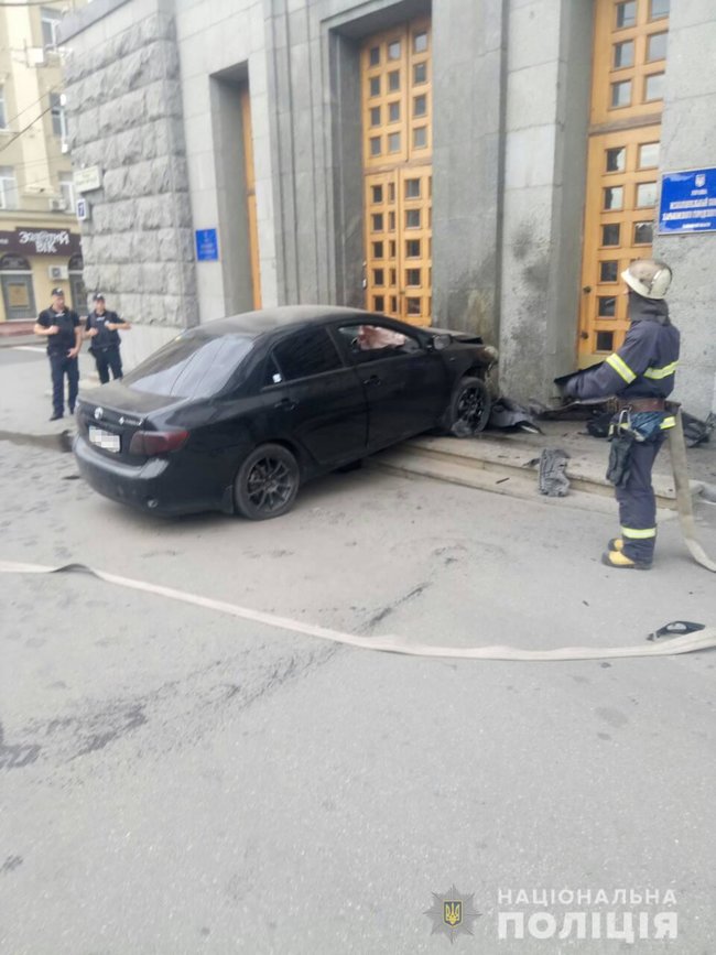 У будівлю міськради в Харкові вїхав автомобіль 02