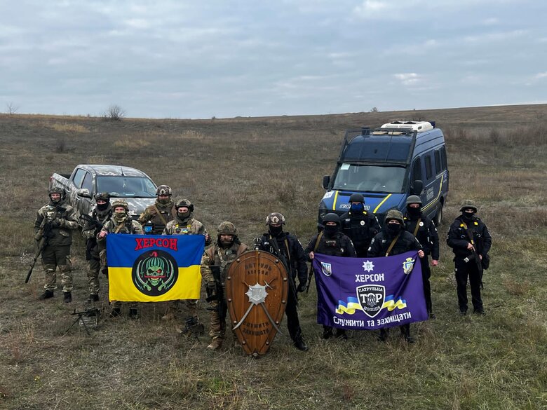 Головний патрульний Херсонської області Іван Базаренко, позивний Хірург: Командування дивувалося: на аеродромі Кульбакине патрульний поліцейський командує військовими 04 Головний патрульний Херсонської області Іван Базаренко, позивний Хірург: Командування дивувалося: на аеродромі Кульбакине патрульний поліцейський командує військовими 04