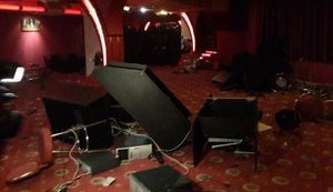 В Киеве неизвестные разгромили казино. Защищать заведение приехало 3 автобуса милиции, - журналист. ФОТОрепортаж