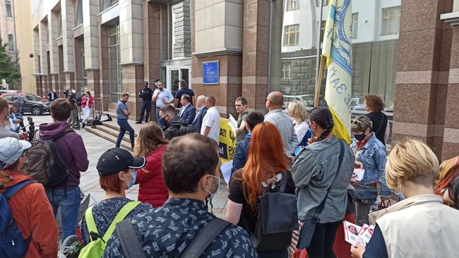 Як же за#бали: активисты протестовали под Радой против внесения поправок в закон о языке 14