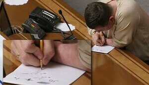 Регионал Журавко во время блокирования трибуны ВР рисовал разбитые сердца и логотип НАТО... ФОТОрепортаж.