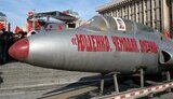 Коммунисты привезли на Майдан истребитель и собирают деньги на билет Ющенко. ФОТОрепортаж.