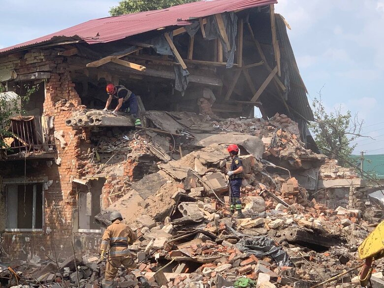 Обнаружены фрагменты тела погибшей женщины во время разборки завалов разрушенного оккупантами жилого дома в Золочеве, - ГСЧС 01 Обнаружены фрагменты тела погибшей женщины во время разборки завалов разрушенного оккупантами жилого дома в Золочеве, - ГСЧС 01