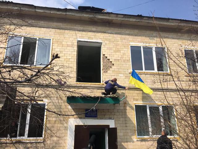 Окна повыбивало, двери внутри повыбивало, - последствия взрыва складов в Балаклее 08