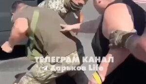 Військовослужбовці ТЦК силою заштовхують в бус чоловіка у Харкові: місцеві намагаються цьому завадити. ВIДЕО