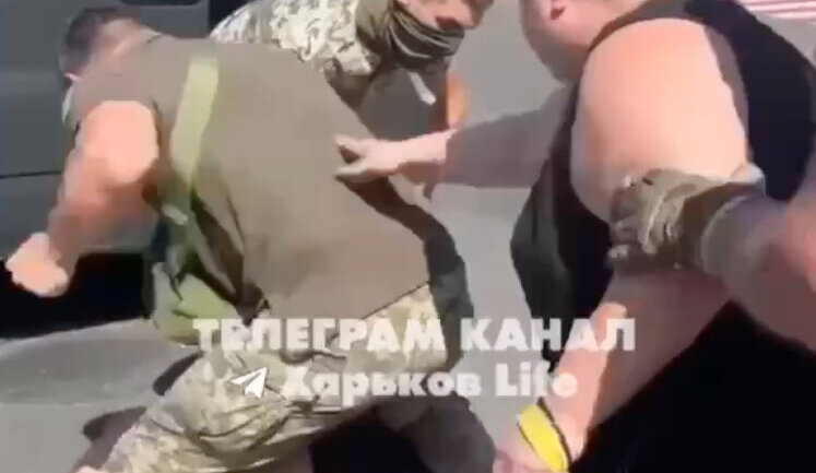 Військовослужбовці ТЦК силою заштовхують в бус чоловіка у Харкові: місцеві намагаються цьому завадити. ВIДЕО