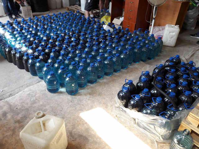 В Черкассах налоговики ликвидировали цех по производству фальсифицированного алкоголя: общая стоимость изъятого около 730 тысяч гривен 03 В Черкассах налоговики ликвидировали цех по производству фальсифицированного алкоголя: общая стоимость изъятого около 730 тысяч гривен 03