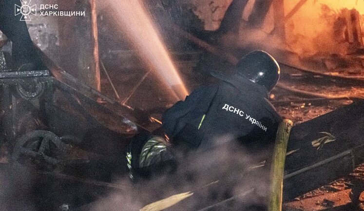 Враг массированно атаковал беспилотниками предприятие в Изюме, вспыхнул масштабный пожар. ВИДЕО+ФОТОрепортаж