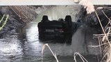Автомобиль с иностранцами упал в реку: один погибший, четверо госпитализированы. ФОТО