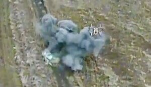 Российский внедорожник "Нива" взрывается после атаки дрона "Дикі шершні". ВИДЕО