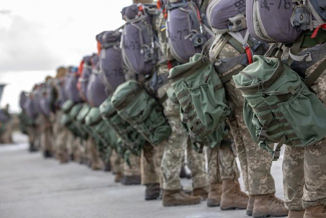 Airborne assault troops reservists ready to defend Ukraine at any time upon refresher training completion, - Poroshenko 16