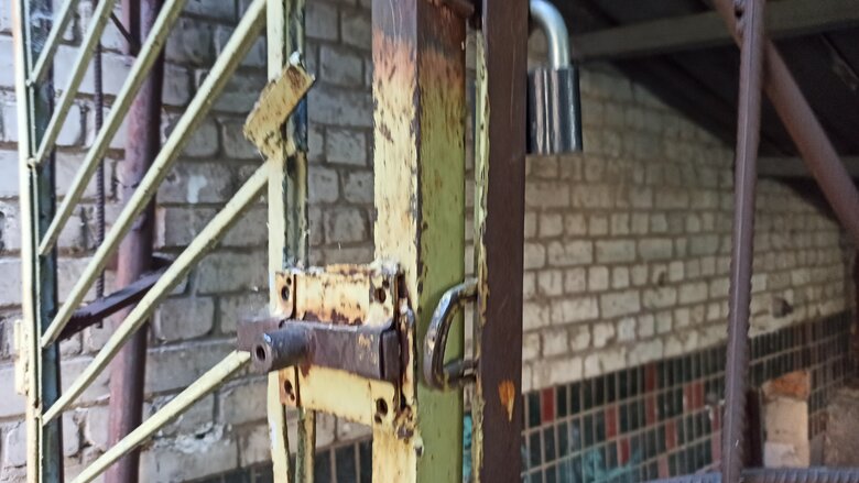 Зачинені двері, кодові замки та записки з телефонними номерами: як потрапити до укриттів у Києві 24