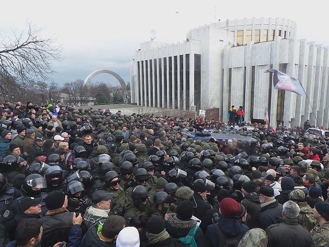 Автомобіль зі Саакашвілі заблоковано, поліція спробувала прорватися, але безуспішно, застосовується газ 30