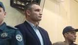Кличко прийшов до суду і хоче взяти Садового на поруки