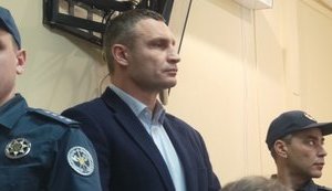Кличко прийшов до суду і хоче взяти Садового на поруки