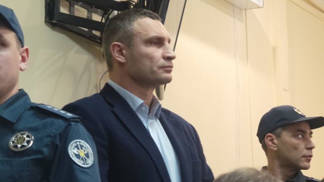 Кличко прийшов до суду і хоче взяти Садового на поруки 02