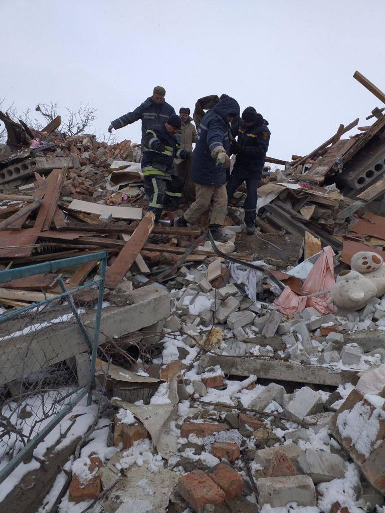 Окупанти скинули авіабомби на дитячу лікарню і пологовий будинок у Маріуполі: Постраждали 17 працівників і породілля 13 Окупанти скинули авіабомби на дитячу лікарню і пологовий будинок у Маріуполі: Постраждали 17 працівників і породілля 13