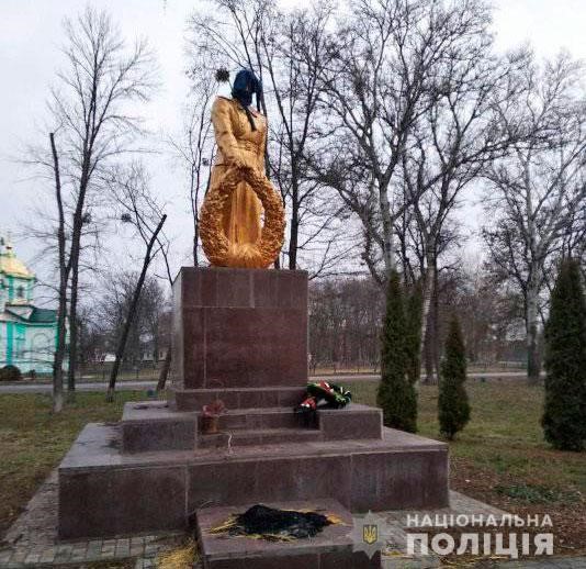 В двух областях вандалы повредили памятники погибшим во Второй мировой войне: количество надругательств над памятными знаками воинам увеличивается, - Минветеранов 04