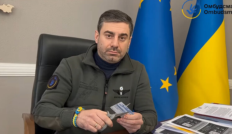 Лубинец порезал членский билет Европейского института омбудсмана в знак протеста против незаконного вывоза украинских детей из Австрии в РФ. ВИДЕО