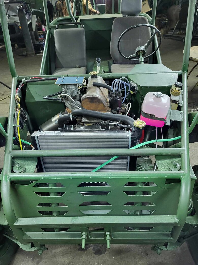 Українським захисникам передали машину типу багі Хижак