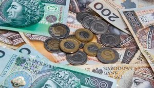 Майже 70% іноземних працівників у Польщі стикалися з непрозорими схемами формування оплати через агенції зайнятості