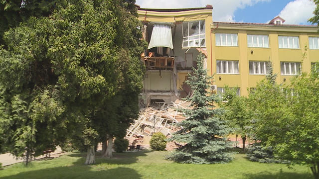 Фасадная стена здания колледжа обвалилась в Коломые 01