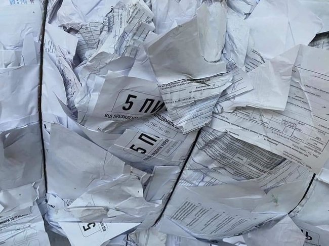 Тисячі бюлетенів для опитування Зеленського знайдено утилізованими 02