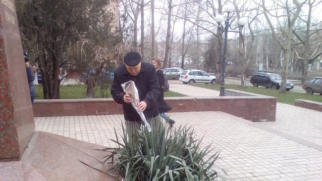 Жителі окупованих Ялти, Керчі та Севастополя поклали квіти до памятників Шевченку 06