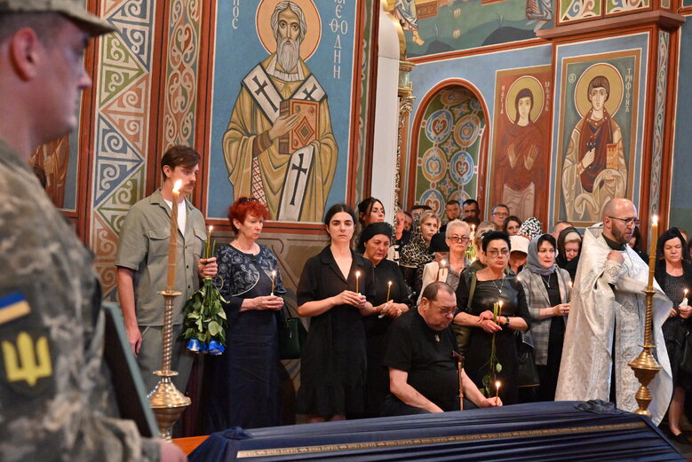 Із бойовим медиком Євгеном Бешлягою, який загинув під Бахмутом під час здійснення евакуаційної місії, попрощалися у Києві 34