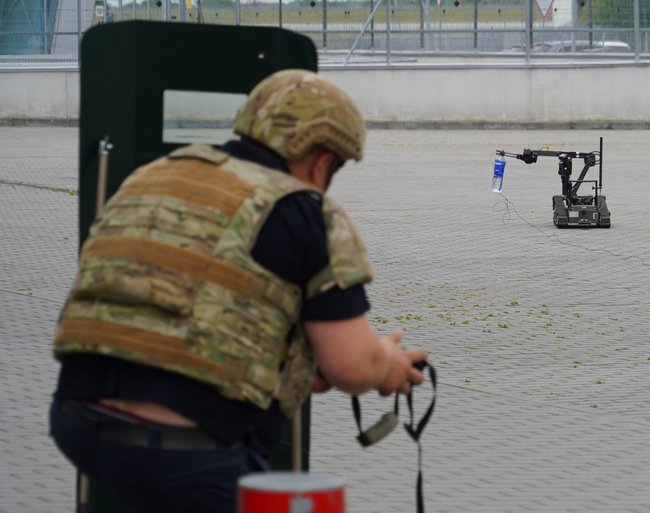 Подозрительную сумку во Львовском аэропорту уничтожили. Взрывчатки в ней не было 08