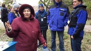 Жители оккупированного Донецка посещают кладбище, на территории которого много неразорвавшихся боеприпасов, - ОБСЕ