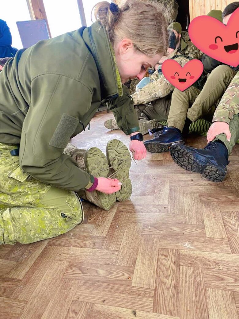 Медична інструкторка Марія Назарова: Якщо начмед каже: не вий*буйтесь, беріть що дають, - він мислить, як русня. Якщо командир боїться написати рапорт про неякісні аптечки - він поводиться, як русня 08