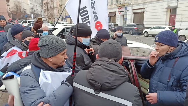 ФОПы попытались установить палатки на Майдане Незалежности: между митингующими и правоохранителями произошли стычки 83