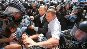 Яценюк отбивает журналистку Чорновил у "Беркута". Кадр дня. ФОТО