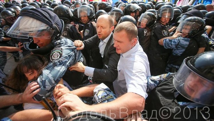 Яценюк отбивает журналистку Чорновил у "Беркута". Кадр дня. ФОТО