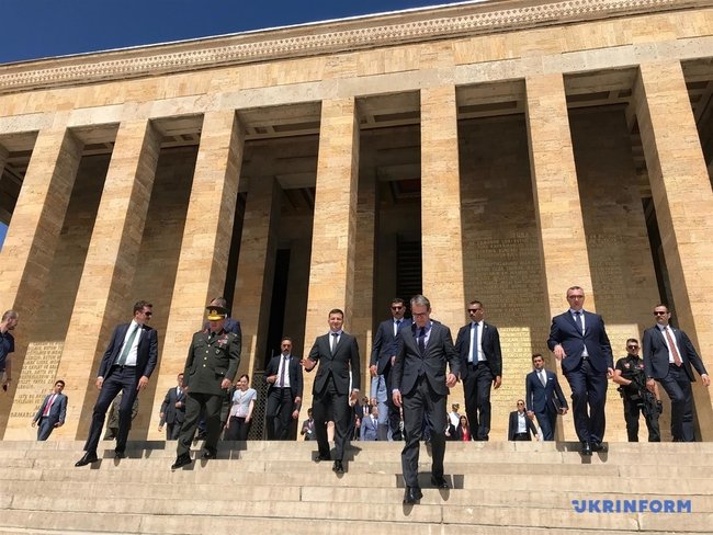 Зеленський поклав квіти до мавзолею Ататюрка в Анкарі 06