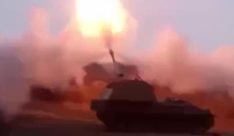 Екіпаж німецької САУ Panzerhaubitze 2000 працює поблизу Бахмута. ВIДЕО