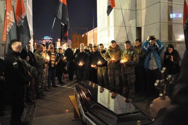Махай, доцю, татові. Прощайся з ним, - у Ходорові добровольця Романа Федоришина, друга Федю, люди проводжали в останню путь, стоячи на колінах 08