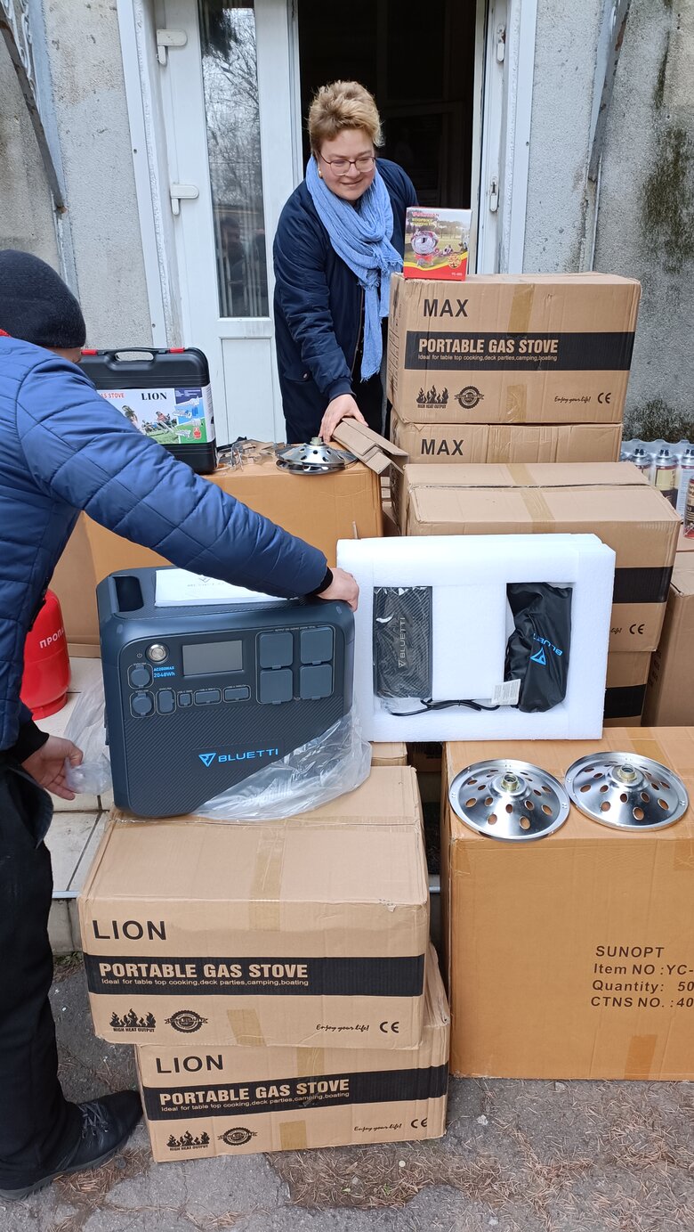 Волонтерка Паєвська (Тайра) та Бронюк передали газові плити та генератори на Херсонщину і Миколаївщину 18